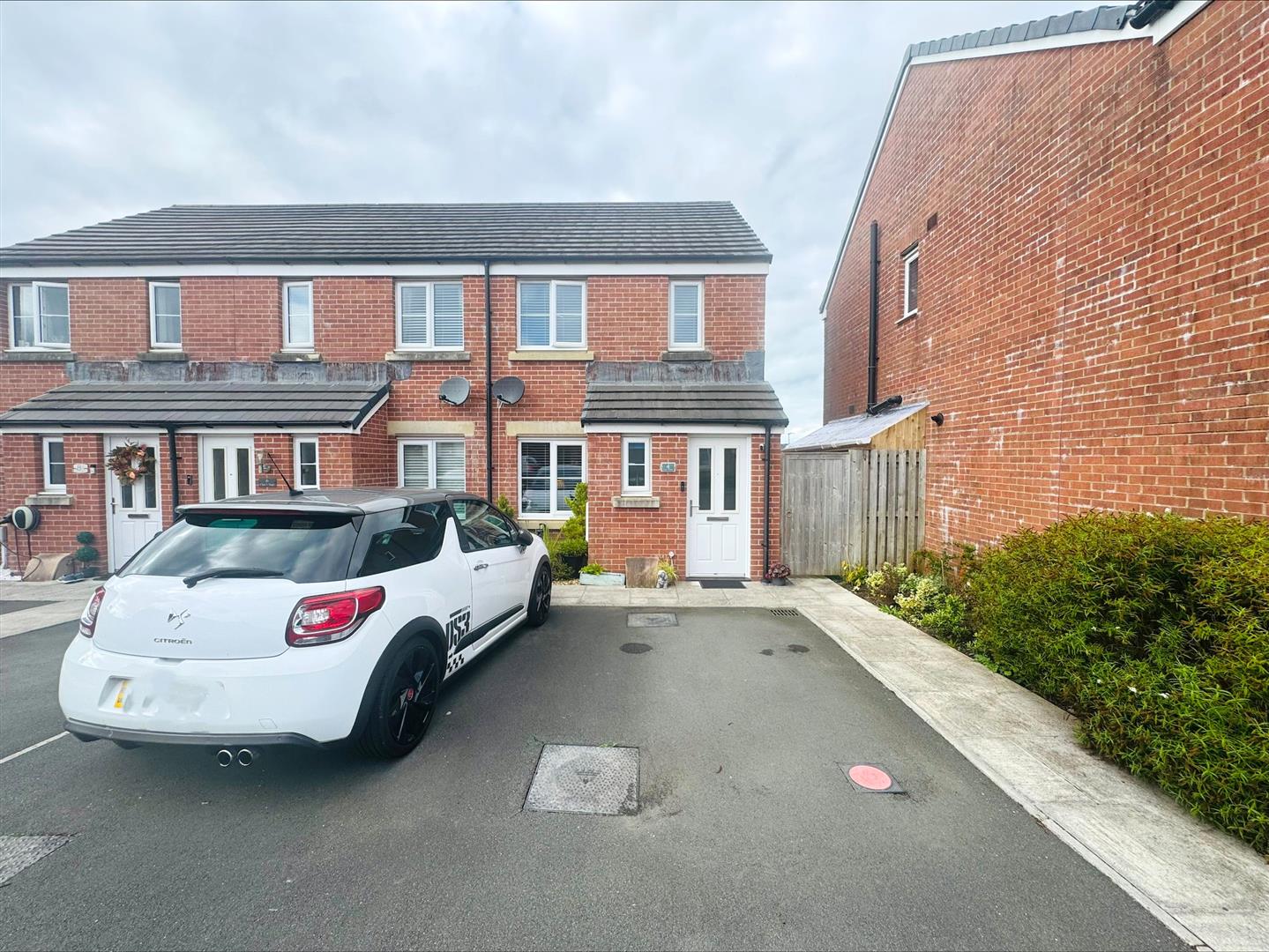 Clos Y Nant, Carway, Kidwelly, SA17 4JH
